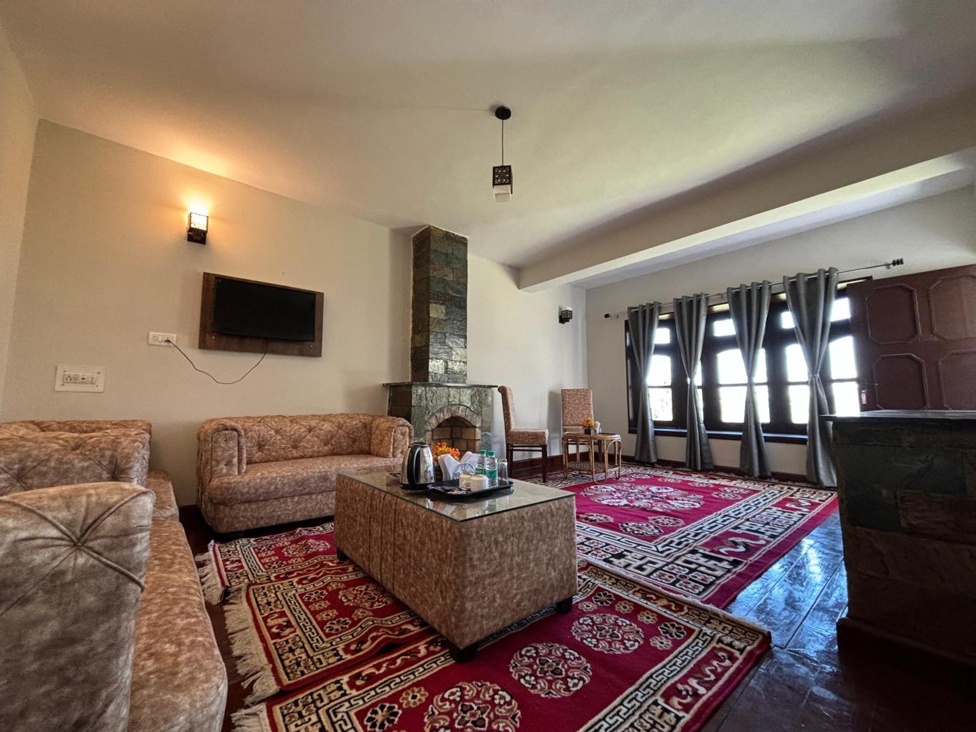 נייניטל Kumaon Roop Resort Near Kainchi Dham מראה חיצוני תמונה